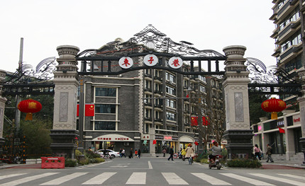 5G基站、紅綠燈等與路燈合桿，讓成都這個特色街區(qū)更有特色